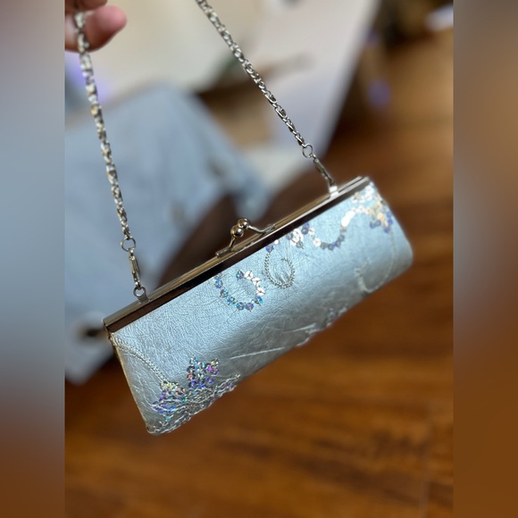 Handbags - This silver clutch purse features a kiss-lock closure. Vintage